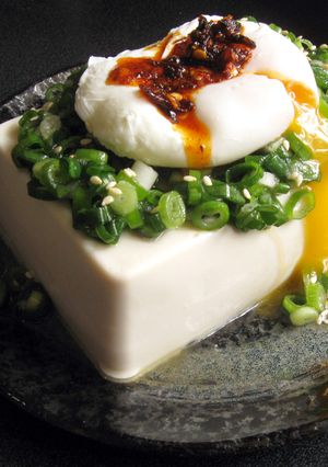 A picture of Cold Tofu & Egg with Spring Onion.