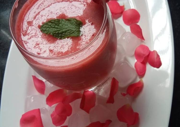 Simple Way to Make Homemade Strawberry smoothie