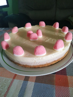 Una foto de Tarta de gominolas picotas y chocolate blanco
