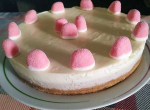 Una foto de Tarta de gominolas picotas y chocolate blanco