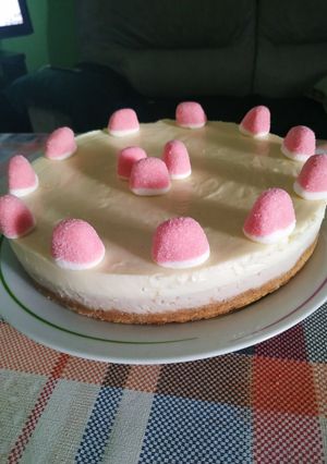 Una foto de Tarta de gominolas picotas y chocolate blanco