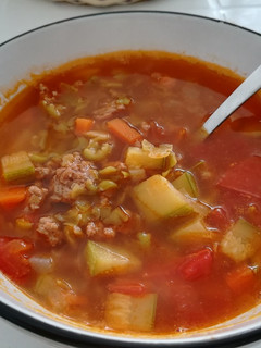 Una foto de Caldo de Chícharos con Carne Molida
