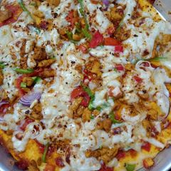 A picture of Chicken tikka pizza on tawa.