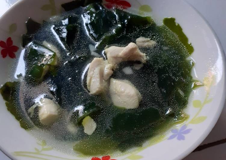 Miyeok Guk (sup rumput laut)