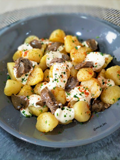 Una foto de Patatas bravas con mayonesa picante y allioli de ajo negro
