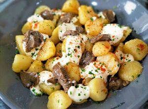 Foto principal de Patatas bravas con mayonesa picante y allioli de ajo negro