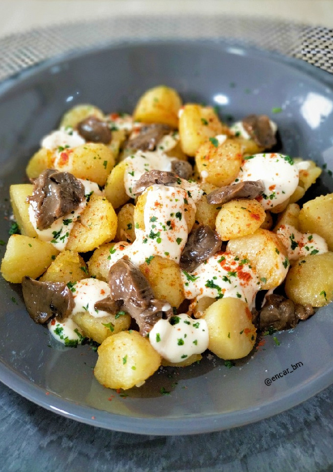 Una foto de Patatas bravas con mayonesa picante y allioli de ajo negro