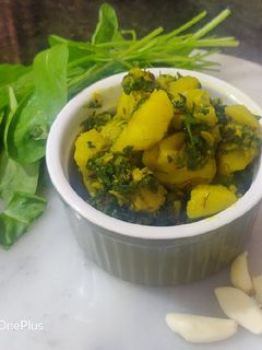 આલુ પાલક (Aloo palak sabji Recipe in Gujarati) રેસીપી મુખ્ય ફોટો