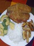 Filete de pescado apanado con aguacate y papaitas casquitos