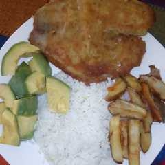 Una foto de Filete de pescado apanado con aguacate y papaitas casquitos
