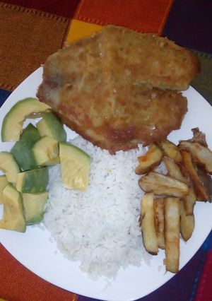 Una foto de Filete de pescado apanado con aguacate y papaitas casquitos