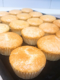 Una foto de Magdalenas de cítricos rellenas de manzana caramelizada