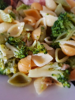 Una foto de Pasta con brécol para guarnición