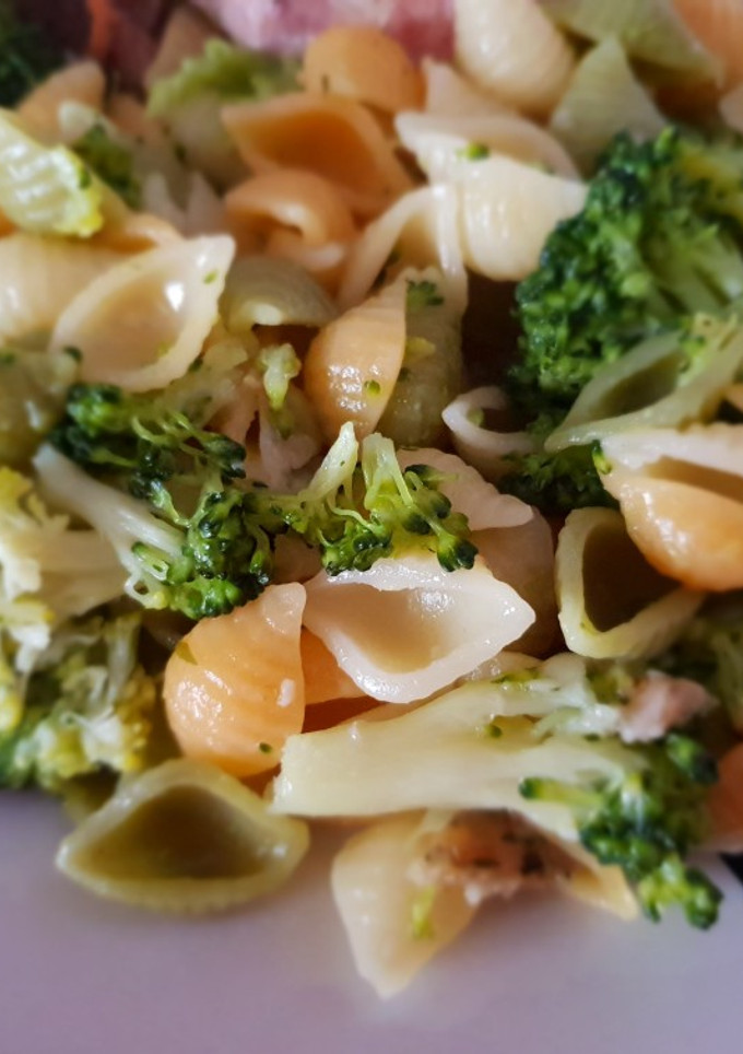 Una foto de Pasta con brécol para guarnición