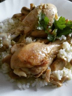 Una foto de Jamoncitos de pollo con champiñones y arroz