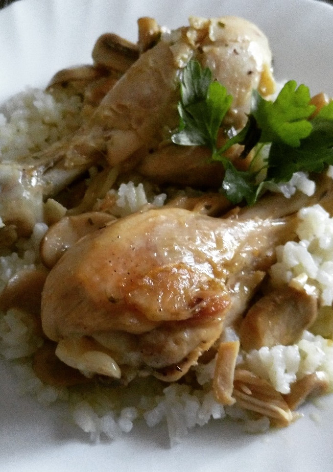 Una foto de Jamoncitos de pollo con champiñones y arroz