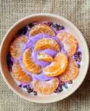 Smoothie bowl de yogur casero enriquecido con proteína de suero y fruta de estación 🍊mandarina 🍊