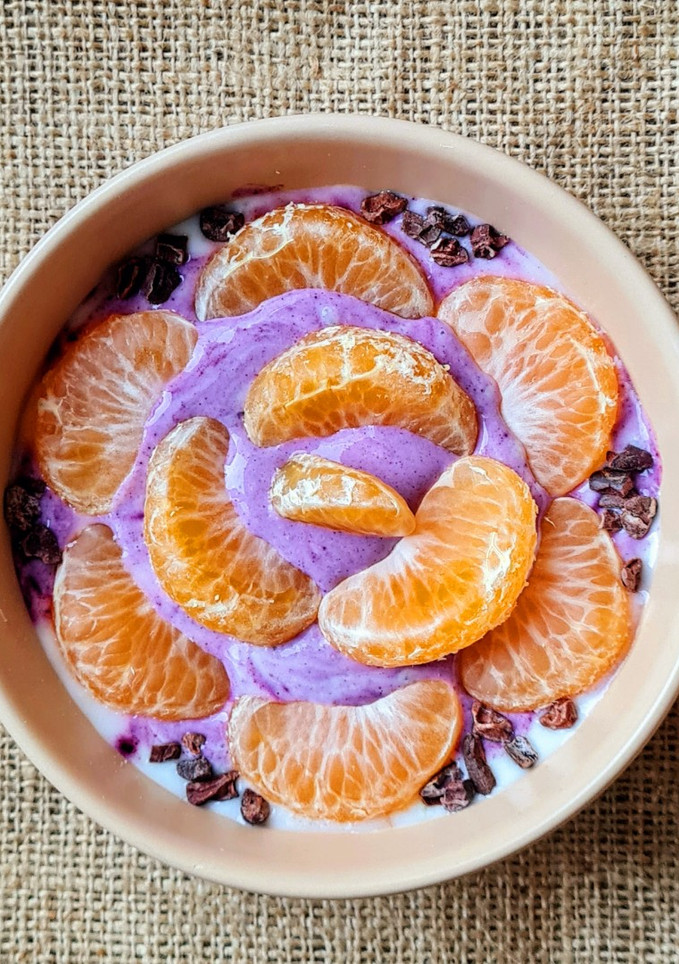 Una foto de Smoothie bowl de yogur casero enriquecido con proteína de suero y fruta de estación 🍊mandarina 🍊