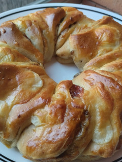 Una foto de Pan relleno de dulce de guayaba, dulce de leche y queso🥯🍯🧀