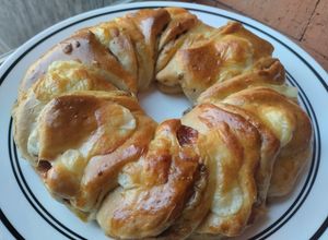 Una foto de Pan relleno de dulce de guayaba, dulce de leche y queso🥯🍯🧀