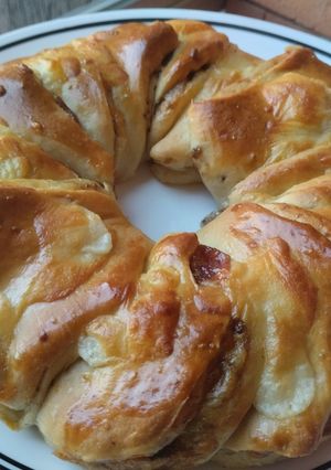Una foto de Pan relleno de dulce de guayaba, dulce de leche y queso🥯🍯🧀