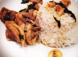 Une photo de Poulet au basilic thaï et aux noix de cajou