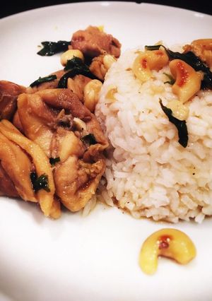 Une photo de Poulet au basilic thaï et aux noix de cajou