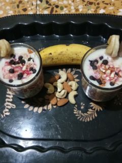 બનાના ડ્રાય ફુટ લચ્છી (Banana Dry Fruit Lassi Recipe In Gujarati) રેસીપી મુખ્ય ફોટો