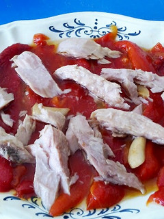 Una foto de Ensalada de pimientos asados con ventresca de atún