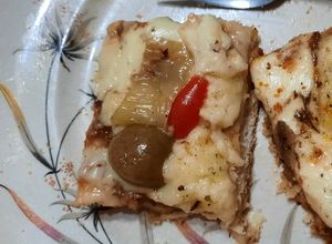 Una foto de Pizza con ajíes y morrones en vinagre