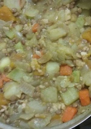 Una foto de Guiso vegano o vegetariano de verduras varias