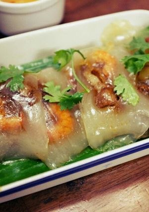 A picture of Bánh Bột Lọc Wrapped in Banana Leaves.