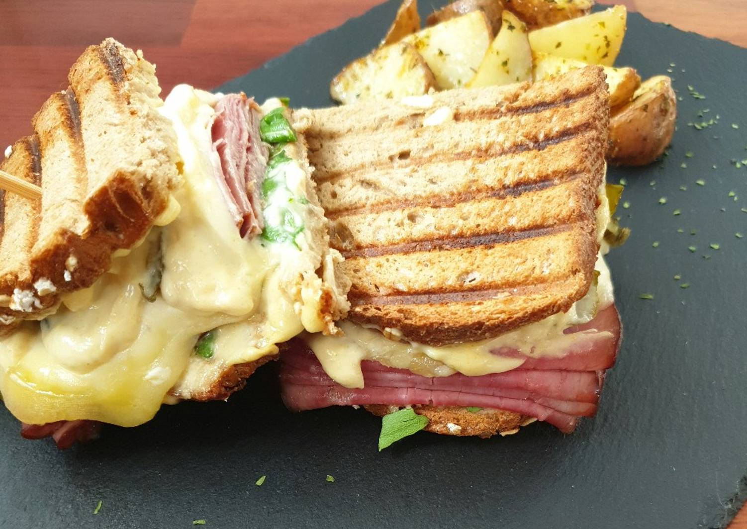 Sándwich de pastrami y queso ArzúaUlloa Receta de Veronica Cookpad