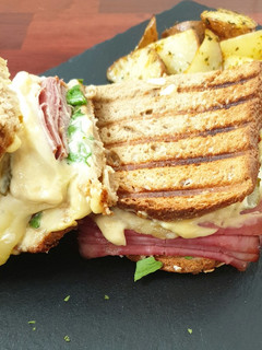 Una foto de Sándwich de pastrami y queso Arzúa-Ulloa