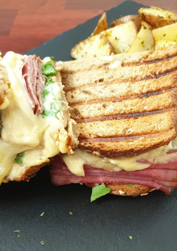 Una foto de Sándwich de pastrami y queso Arzúa-Ulloa