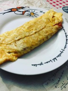 Una foto de Tortilla rellena de pisto de calabacín