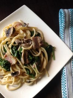 Spaghetti with White Sauce and Bacon Spinach Mushrooms-菠菜蘑菇培根義大利白醬麵❤!!! 的食譜成品照片