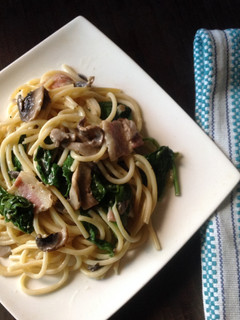 Spaghetti with White Sauce and Bacon Spinach Mushrooms-菠菜蘑菇培根義大利白醬麵❤!!! 的食譜成品照片