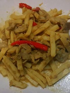 รูปของ ผัดหน่อไม้พริกแกงเขียวหวานในหม้อหุงข้าว