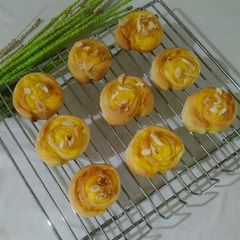 A picture of Custard bread roll.
