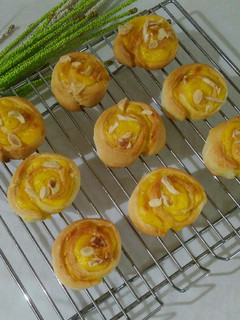 A picture of Custard bread roll.