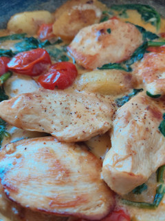 Una foto de Pollo con papas a la crema con cherry y espinaca 🍅🌱