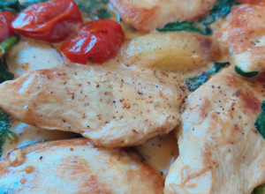 Una foto de Pollo con papas a la crema con cherry y espinaca 🍅🌱