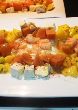 Una foto de Ensalada de gambas y queso salado
