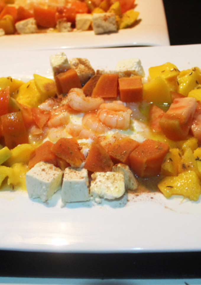 Una foto de Ensalada de gambas y queso salado