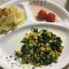 A picture of Spinach with eggs.