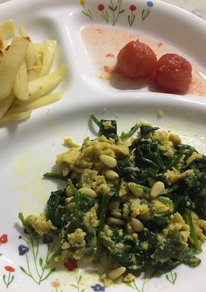 A picture of Spinach with eggs.