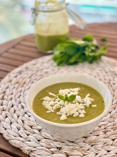 Una foto de Vichyssoise de calabacín con feta y hierbabuena