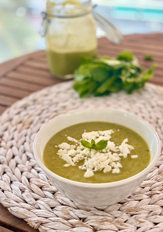 Una foto de Vichyssoise de calabacín con feta y hierbabuena