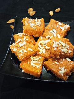 सूजी बर्फी (Suji barfi recipe in Hindi) रेसिपी मुख्य फोटो